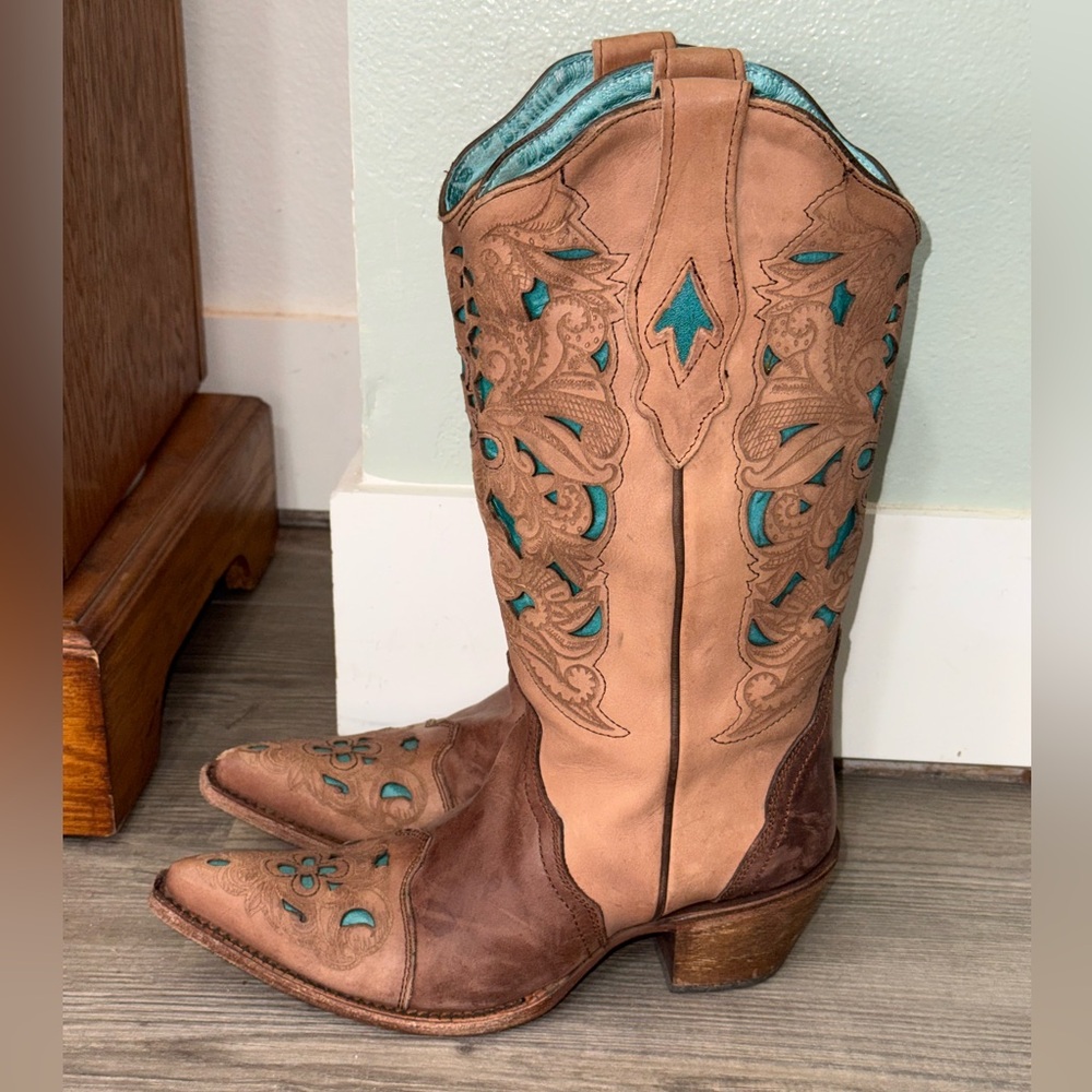 Corral Vintage Women’s Size 7 Tan and Teal Western Cowgirl Boots